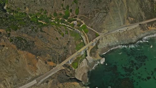 Der Pacific Coast Highway verläuft über die Bixby Bridge
