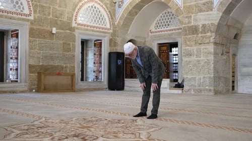 Mann betet in der Moschee