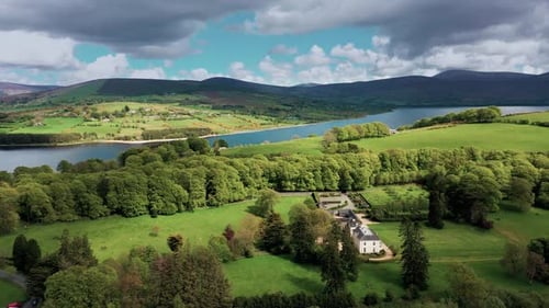 Irische Landschaft im Frühling
