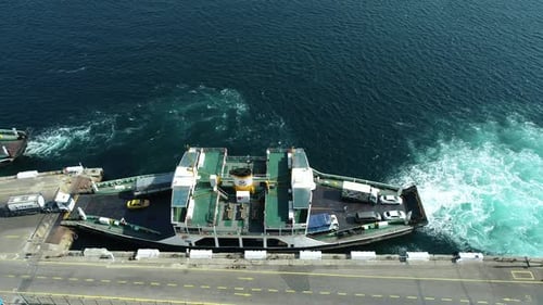 Vista de Zumbido de vehículos que suben al ferry