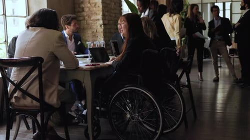 Diversos empresarios trabajan en un proyecto de energía renovable dentro de la oficina - Eco sostenible verde