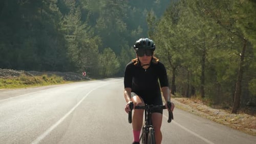 Radfahrer radelt im Helm auf dem Fahrrad