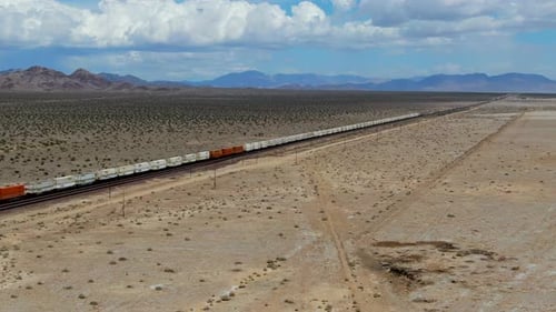 Frachtlokomotive Eisenbahnmotor überquert Arizona Desert Wilderness.
USA