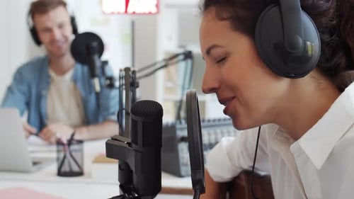 Gastsängerin bei Sendung im Radio