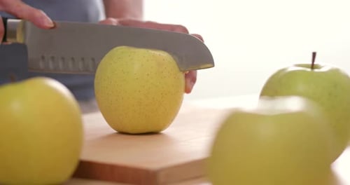 einen Apfel schneiden