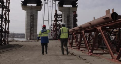 Travailleurs masculins marchant et discutant de la construction