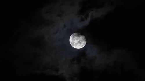 Vollmond bewegt sich zwischen Wolken