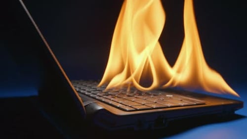 Laptop flammt auf einem Tisch