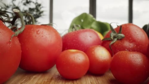 Vergrößern Sie das Makrovideo von Tomaten auf dem Tisch. Aufgenommen mit ROTER Heliumkamera in 8K
