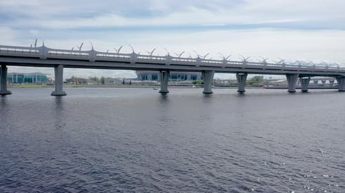 Langsame Flugdrohne Aufnahme der Western High-Speed Diameter Bridge, Finnischer Meerbusen in Saint