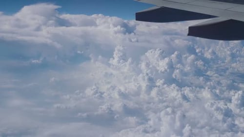 Blick über die Wolken aus dem Flugzeug