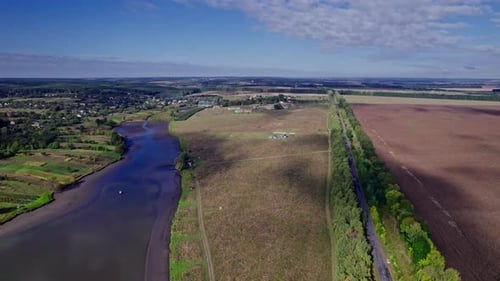 Fluss und See trocknen aus und lassen den Boden frei