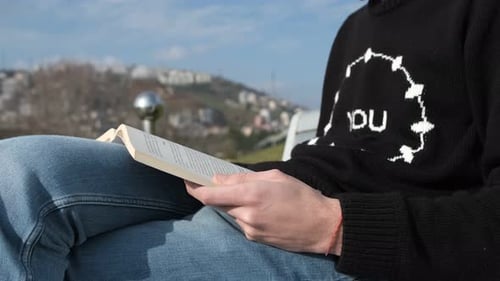 Buch auf der Bank lesen