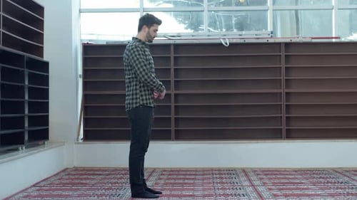 ein junger Mann betet in der Moschee