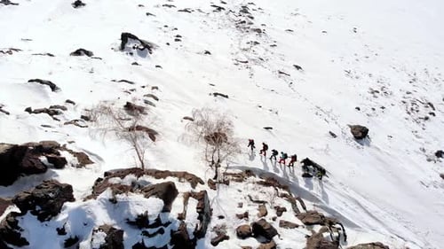 Aerial Quadrocopter entfernt den schneebedeckten Berg und fliegt darüber
