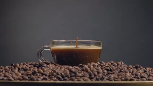 Gouttes de café parfumées tombant dans une tasse à expresso