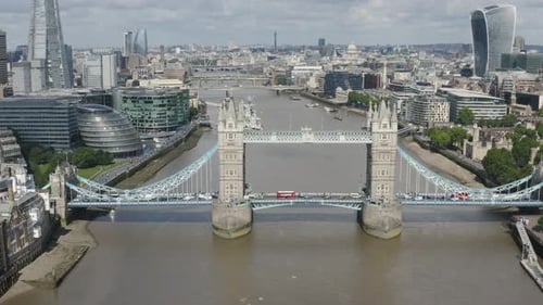 Puente de la Torre de Londres. Río Támesis y Skyline de la ciudad de Londres.