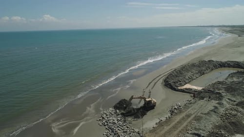 Aufbau eines Schutzes vor Wellen am Strand