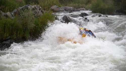 Superzeitlupenaufnahme einer Gruppe von Menschen Wildwasser-Rafting, aufgenommen auf Phantom Flex 4K