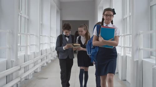 Alunos caminhando ao longo do corredor da escola