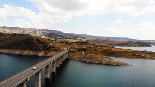 Fahrzeuge, die das Viadukt passieren