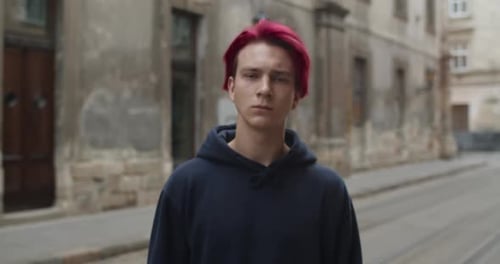 Ausschnittansicht eines depressiven Mannes mit gefärbten roten Haaren, der in die Kamera schaut. Porträt des Hipster Millennial Man