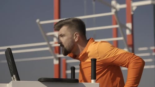 Fitter Mann trainiert