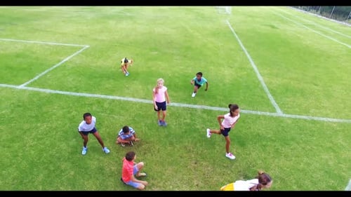 Crianças brincando no parquinho da escola