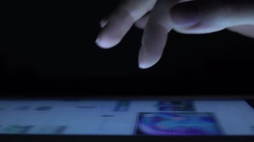 Digitales Tablet mit Handdrücken auf Bildschirm, Schwarz