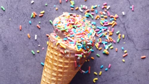 Draufsicht von Cone Ice Cream auf schwarzem Hintergrund