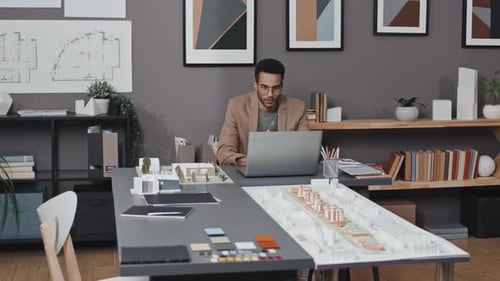 Arquiteto chefe usando computador portátil