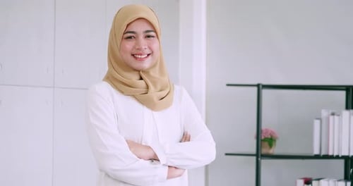 Porträt einer jungen asiatischen muslimischen Geschäftsfrau.