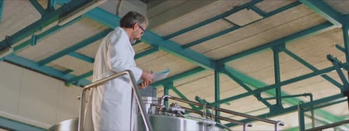 Scientifique analysant la fermentation de la bière