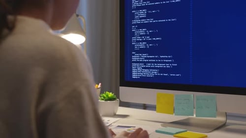 Cientista de dados asiática trabalha em programa noturno de ciência da computação em casa.