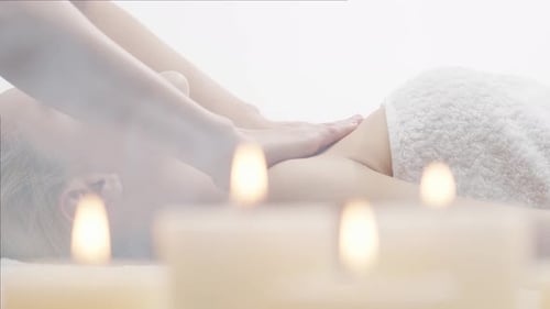 Junge, gesunde und schöne Frau wird im Spa-Salon massiert.