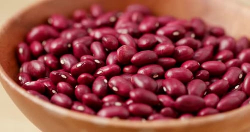 Rote Mungobohne in Holzschale