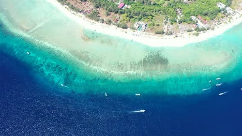 Bunte Meereslandschaft aus blauem türkisfarbenem Meerwasser um den weißen Sandstrand der tropischen Insel, Boote sai
