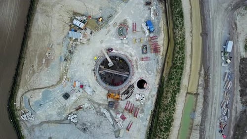 Zumbido en espiral sobre un gran sitio de construcción industrial.