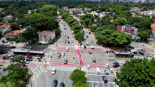 Cruzamento famoso: Avenida Reboucas e Avenida Brasil em São Paulo Brasil.