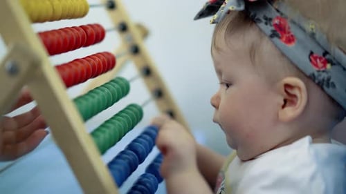 Kind spielt mit einem bunten Spielzeug 9