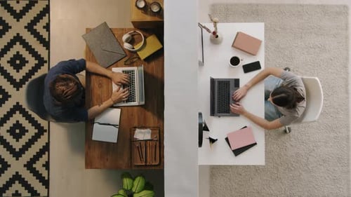 Vista superior de las personas que trabajan con computadoras portátiles en diferentes habitaciones