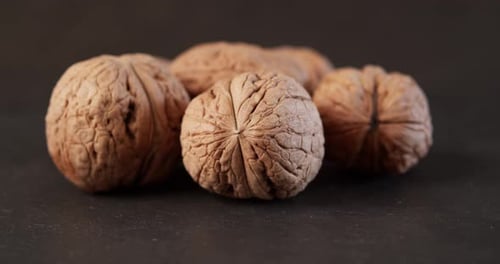 Des noix délicieuses et fraîches sur une table en pierre noire