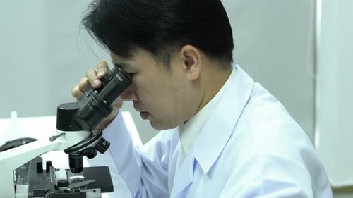 Microscope à l'œil nu en laboratoire