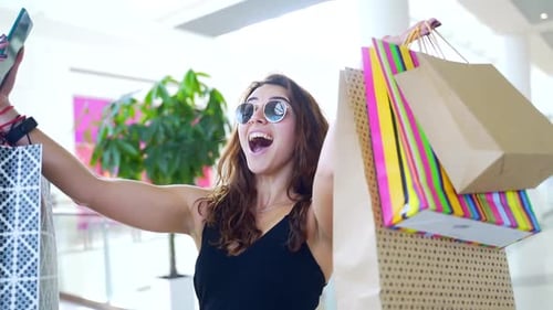Portrait d'une jeune femme accro au shopping souriante et heureuse