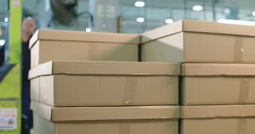 Arbeiter verpackt Teile für die Lieferung in einem Lager