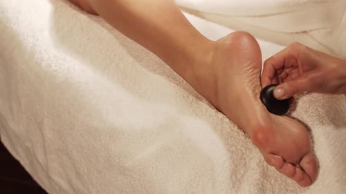 Une
jeune femme en bonne santé et belle reçoit une massothérapie dans le salon du spa.