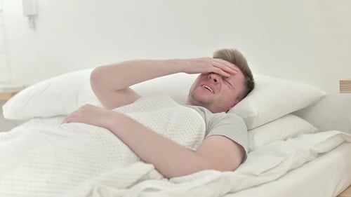 Lange Aufnahme eines Mannes mit Kopfschmerzen im Schlaf