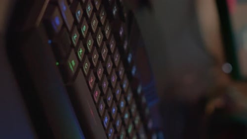 Vertikale Video-Nahaufnahme einer professionellen Tastatur mit RGB-Beleuchtung