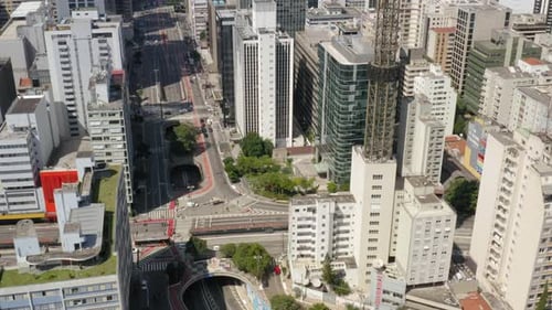 Vista aérea da Avenida Paulista vazia durante a Quarentena Covid, São Paulo, Brasil