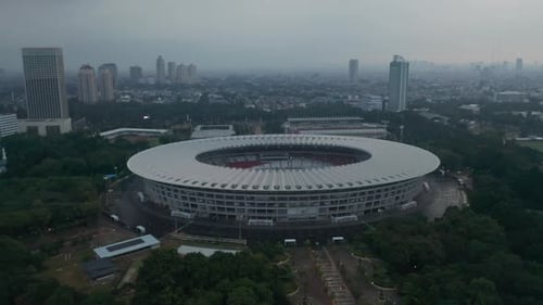 Nahaufnahme kippbare Luftaufnahme der Einrichtungen des Gelora Bung Karno Athletic Stadium im modernen Stadtzentrum